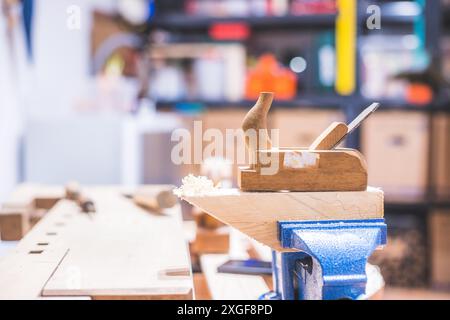 Nahaufnahme der Ebene zum Glätten von Holz, Werkstatt Stockfoto