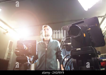 Der Kameramann betreibt eine Filmkamera im Fernsehen Aufnahmestudio Stockfoto