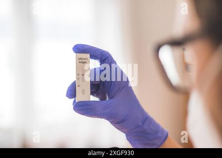 Nahaufnahme des Antigencorona- oder Covid-19-Tests im Finger eines jungen Biologen oder Apothekers Stockfoto