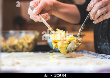 Nahaufnahme einer Frau, die den traditionellen österreichischen Apfelstrudel vorbereitet Die Küche Stockfoto