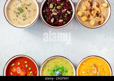 Vegane Suppe Hintergrund mit verschiedenen Sahnesuppen und ein Ort für Text, Overhead flach lag Schuss Stockfoto