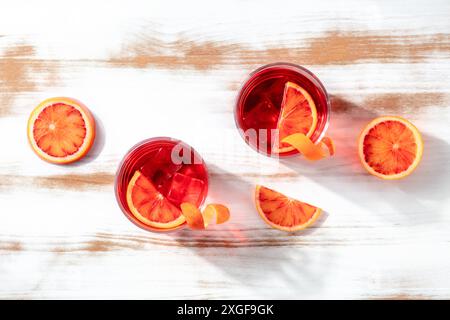 Negroni-Cocktails mit Blutorangen, darüber liegende flache Lage mit Kopierraum erschossen Stockfoto