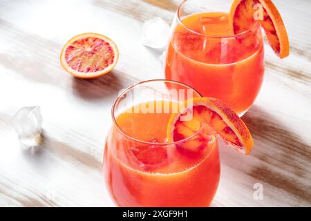 Orange Cocktail Nahaufnahme, dekoriert mit Blutorangenscheiben auf hölzernem Hintergrund Stockfoto