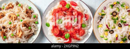 Konjac-Pasta-Panorama. Fettuccine mit verschiedenen Gemüsebelägen, von oben geschossen Stockfoto