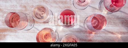 Roséweinpanorama, verschiedene Rotweintöne in vielen Gläsern, ein flacher Lay Stockfoto