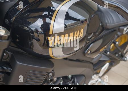 Bordeaux , Frankreich - 07 08 2024 : Yamaha Logo Marke und Textschild auf dem Kraftstofftank Motorrad schwarz Motorrad aus japan Stockfoto