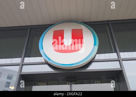 Bordeaux , Frankreich - 07 08 2024 : Super U Market Chain Shop Supermarkt Schild Markengeschäft und runde Text u Logo Fassade Stockfoto