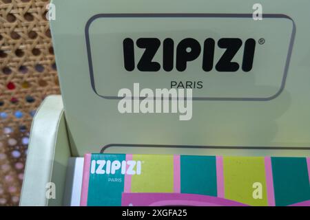 Bordeaux , Frankreich - 07 08 2024 : izipizi paris Zeichen Marke und Text Logo Geschäft Anzeige von Optik Sonnenbrille Geschäft Fassade Stockfoto