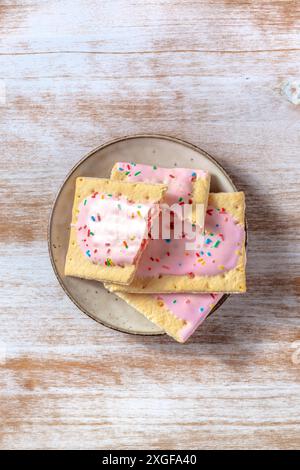 Pop-Tarts auf einem Teller, von oben auf einem Holztisch mit einer Stelle für den Text geschossen Stockfoto