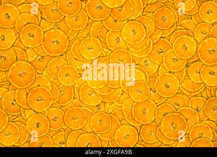 Hintergrund der Mandarine (Citrus reticulata) mit Scheiben bedeckt. Zitrusmotiv Stockfoto
