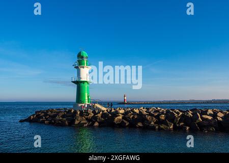 Pier und Pier Tower an der Ostseeküste in Warnemünde Stockfoto