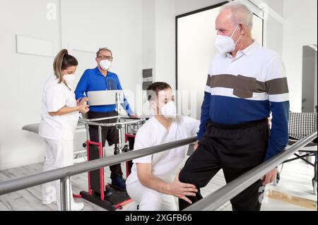 Gruppe von Physiotherapeuten, die im Reha-Zentrum arbeiten und Patienten helfen. Hochwertige Fotos Stockfoto