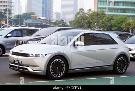 Elektrofahrzeug Hyundai Ioniq 5, grau im Handels- und Geschäftsviertel Bundarah HI, Jakarta, Indonesien Stockfoto