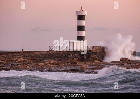 Starke Wellen auf dem Puntassa Leuchtturm in Colonia de Sant Jordi, Sses Salines, Mallorca, Balearen, Spanien Stockfoto