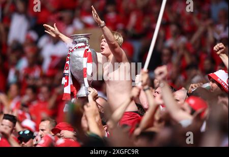 DÜSSELDORF, DEUTSCHLAND - 06. JULI: Schweizer Fans vor dem Viertelfinalspiel der UEFA EURO 2024 zwischen England und der Schweiz am 06. Juli 2024 in Düsseldorf Arena. © diebilderwelt / Alamy Stock Stockfoto