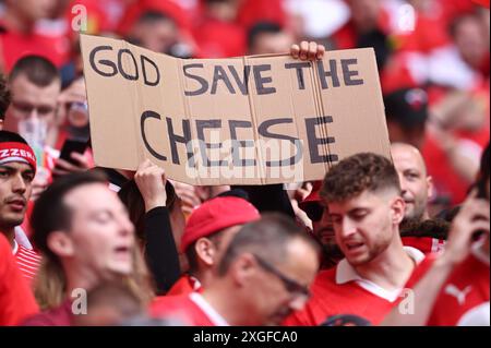 DÜSSELDORF, DEUTSCHLAND - 06. JULI: Schweizer Fans vor dem Viertelfinalspiel der UEFA EURO 2024 zwischen England und der Schweiz am 06. Juli 2024 in Düsseldorf Arena. © diebilderwelt / Alamy Stock Stockfoto