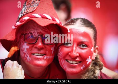 DÜSSELDORF, DEUTSCHLAND - 06. JULI: Schweizer Fans vor dem Viertelfinalspiel der UEFA EURO 2024 zwischen England und der Schweiz am 06. Juli 2024 in Düsseldorf Arena. © diebilderwelt / Alamy Stock Stockfoto