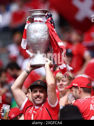 DÜSSELDORF, DEUTSCHLAND - 06. JULI: Schweizer Fans vor dem Viertelfinalspiel der UEFA EURO 2024 zwischen England und der Schweiz am 06. Juli 2024 in Düsseldorf Arena. © diebilderwelt / Alamy Stock Stockfoto