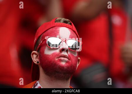 DÜSSELDORF, DEUTSCHLAND - 06. JULI: Schweizer Fans vor dem Viertelfinalspiel der UEFA EURO 2024 zwischen England und der Schweiz am 06. Juli 2024 in Düsseldorf Arena. © diebilderwelt / Alamy Stock Stockfoto
