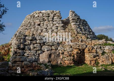 Cornia Nou, kegelförmiger Talayot und angeschlossenes Gebäude, Mao, Menorca, Balearen, Spanien Stockfoto