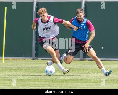 Kampf um den Ball zwischen Arne Engels (FC Augsburg #27) und David Colina (bisher ausgeliehen an Velje BK); FC Augsburg, Training, Stockfoto