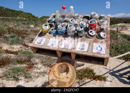 Abfallrecycling, es Arenals, Migjorn Beach, Formentera, Pitiusas Inseln, Balearen, Spanien Stockfoto