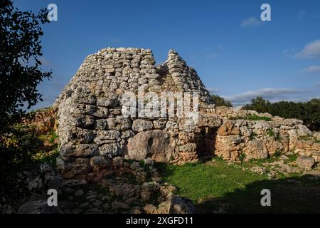 Cornia Nou, kegelförmiger Talayot und angeschlossenes Gebäude, Mao, Menorca, Balearen, Spanien Stockfoto