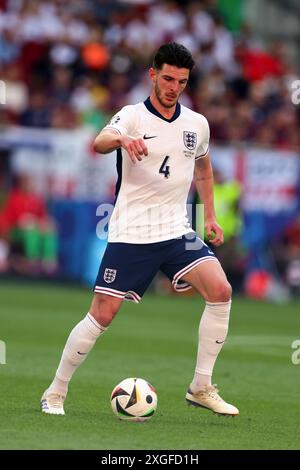 DÜSSELDORF, DEUTSCHLAND - 06. JULI: Declan Rice aus England läuft mit einem Ball während des Viertelfinales der UEFA EURO 2024 zwischen England und der Schweiz am 06. Juli 2024 in Düsseldorf Arena. © diebilderwelt / Alamy Stock Stockfoto