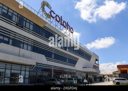 Athi River. Mai 2024. Dieses Foto vom 17. Mai 2024 zeigt eine Außenansicht der Coloho Mall in der Industriestadt Athi River, Kenia. UM ZU „Feature: Chinesisches Unternehmen hilft Kenias Bausektor durch Fertigteiltechnologie zu transformieren“ Credit: Li Yahui/Xinhua/Alamy Live News Stockfoto