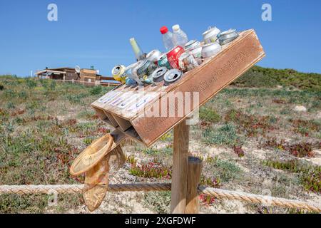 Abfallrecycling, es Arenals, Migjorn Beach, Formentera, Pitiusas Inseln, Balearen, Spanien Stockfoto