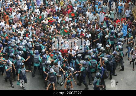 Dhaka, Bangladesch. Juli 2024. Studenten und Jobanwärter mit Nationalflaggen nehmen am 8. Juli 2024 an einem protestmarsch in Dhaka Teil, bei dem sie die Abschaffung "diskriminierender" Quoten für begehrte Regierungsjobs fordern, einschließlich der Reservierung von Posten für Kinder der Helden der Befreiung. Foto: Habibur Rahman/ABACAPRESS. COM Credit: Abaca Press/Alamy Live News Stockfoto