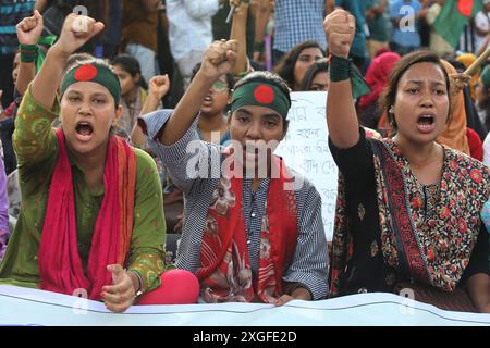 Dhaka, Bangladesch. Juli 2024. Studenten und Jobanwärter mit Nationalflaggen nehmen am 8. Juli 2024 an einem protestmarsch in Dhaka Teil, bei dem sie die Abschaffung "diskriminierender" Quoten für begehrte Regierungsjobs fordern, einschließlich der Reservierung von Posten für Kinder der Helden der Befreiung. Foto: Habibur Rahman/ABACAPRESS. COM Credit: Abaca Press/Alamy Live News Stockfoto