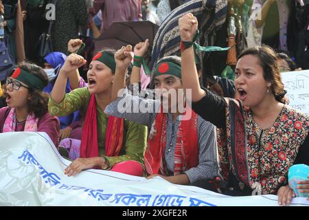 Dhaka, Bangladesch. Juli 2024. Studenten und Jobanwärter mit Nationalflaggen nehmen am 8. Juli 2024 an einem protestmarsch in Dhaka Teil, bei dem sie die Abschaffung "diskriminierender" Quoten für begehrte Regierungsjobs fordern, einschließlich der Reservierung von Posten für Kinder der Helden der Befreiung. Foto: Habibur Rahman/ABACAPRESS. COM Credit: Abaca Press/Alamy Live News Stockfoto