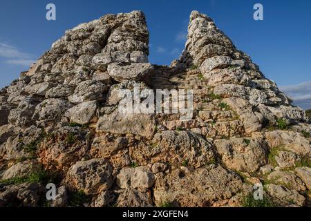 Cornia Nou, kegelförmiger Talayot und angeschlossenes Gebäude, Mao, Menorca, Balearen, Spanien Stockfoto