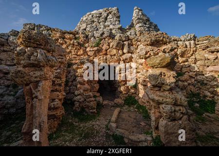 Cornia Nou, kegelförmiger Talayot und angeschlossenes Gebäude, Mao, Menorca, Balearen, Spanien Stockfoto