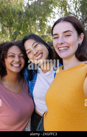 Lächelnde Freunde machen Selfie im Freien, genießen gemeinsame Zeit und Freundschaft Stockfoto