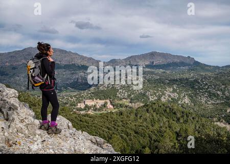 Wanderer, der das Heiligtum von Lluc, Escorca, Mallorca, Balearen, Spanien beobachtet Stockfoto