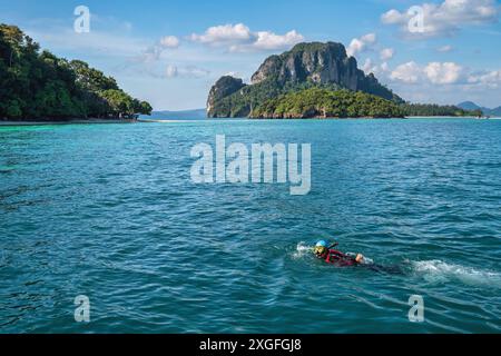 Blick auf die tropischen Inseln mit Schnorcheln, fahren Touristen am Ozean blaues Meerwasser und weißen Sandstrand, Krabi Thailand Naturlandschaft Stockfoto