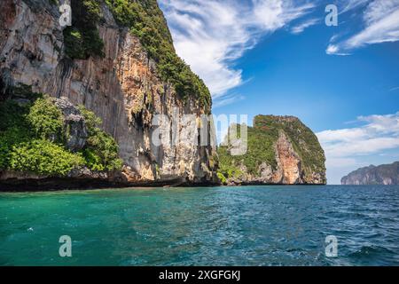 Blick auf die tropischen Inseln mit loceanblauem Meerwasser auf den Phi Phi Inseln, die Naturlandschaft von Krabi Thailand Stockfoto