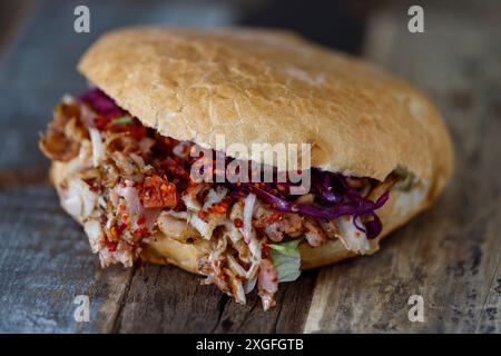 Deutscher Döner-Kebap auf Holz Stockfoto
