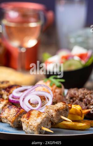 Griechische Souflaki-Spieße mit pommes frites Stockfoto