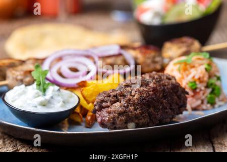 Griechische Souflaki-Spieße mit pommes frites Stockfoto