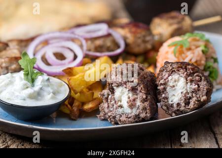 Griechisches Bifteki-Fleisch mit Pommes frites Stockfoto