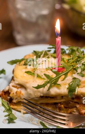 Italienische Lasagne auf blauem Teller Stockfoto