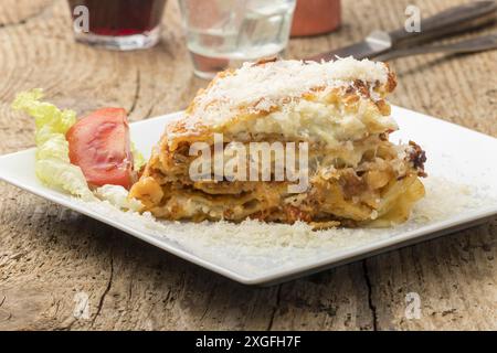 Portion Lasagne auf einem weißen Teller Stockfoto