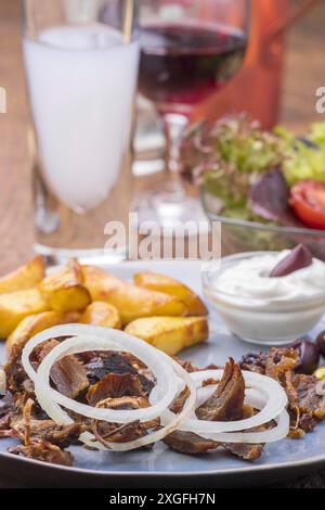 Griechische Kreisel auf einem Teller Stockfoto