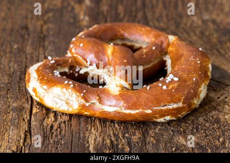 Bayerische Butterbrezel auf dunklem Holz Stockfoto