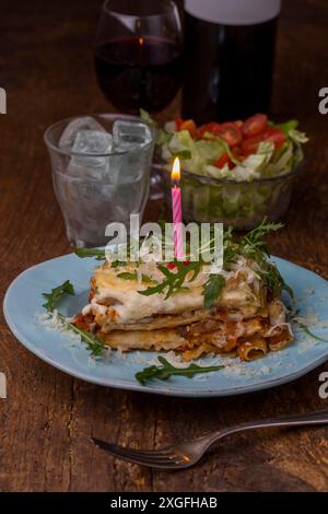 Italienische Lasagne auf blauem Teller Stockfoto