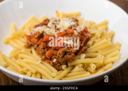 Maccheroni Pasta mit Sauce Bolognaise auf Holz Stockfoto