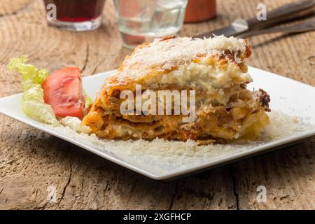 Portion Lasagne auf einem weißen Teller Stockfoto